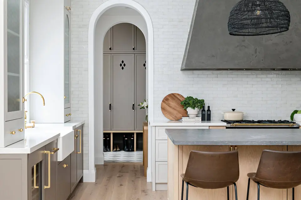 Arched niche in white brick beside a farmhouse sink